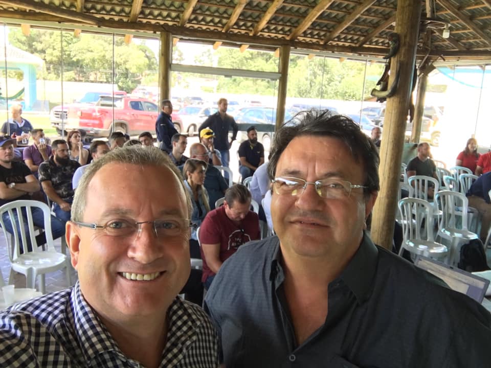 Equipe do IPEM-PR participa da reunião da APAC-PR. Na foto o presidente Caludiney Rocco e o corregedor do IPEM-PR Silvio Espinosa