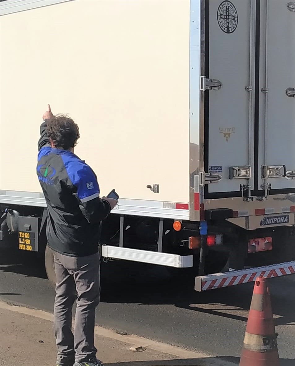 Equipe da Regional de Maringá fiscaliza cronotacógrafos na BR-376, Mandaguari. Na foto, o agente manda o caminhoneiro parar o veículo!