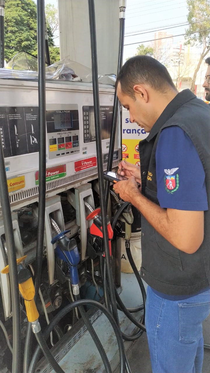 IPEM-PR fiscaliza bombas de combustíveis em Maringá