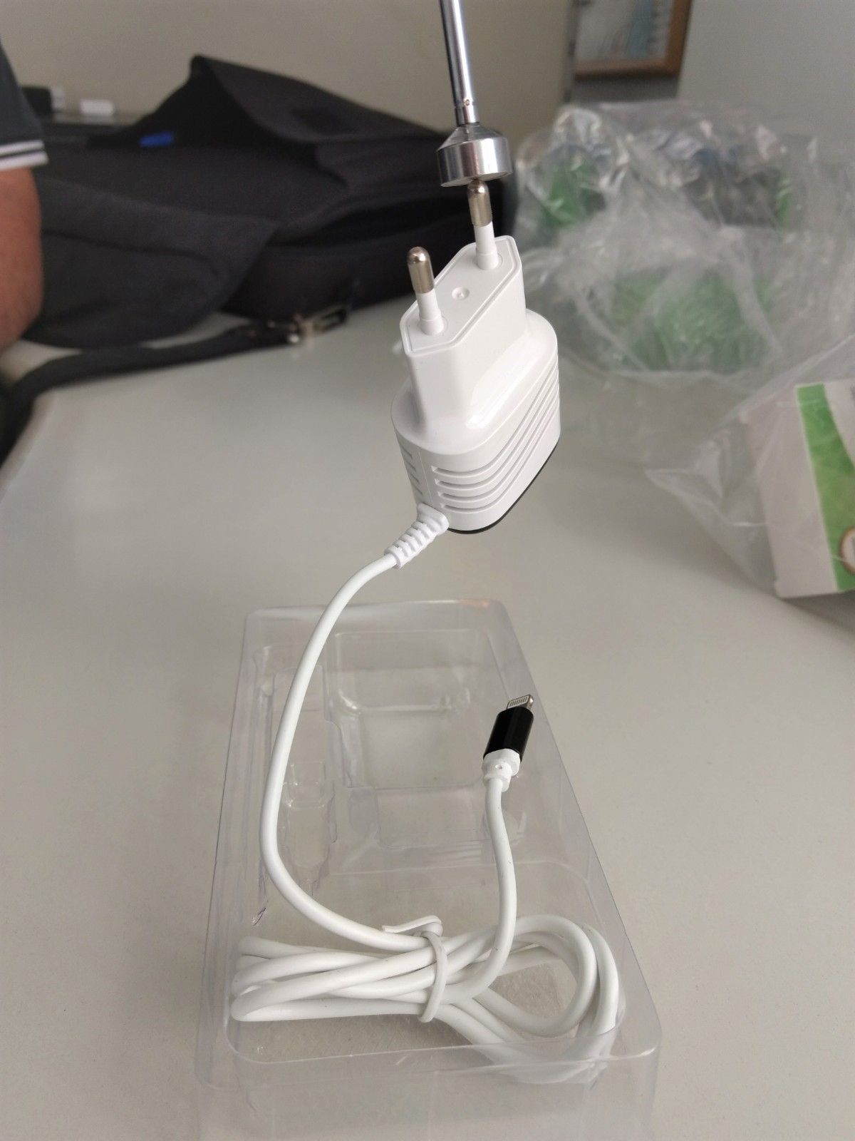 IPEM-PR apreende carregadores de celular irregulares