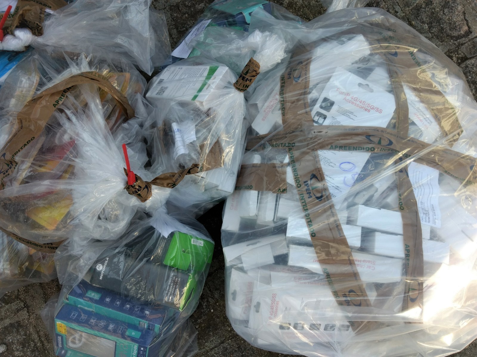 IPEM-PR apreende carregadores de celular irregulares