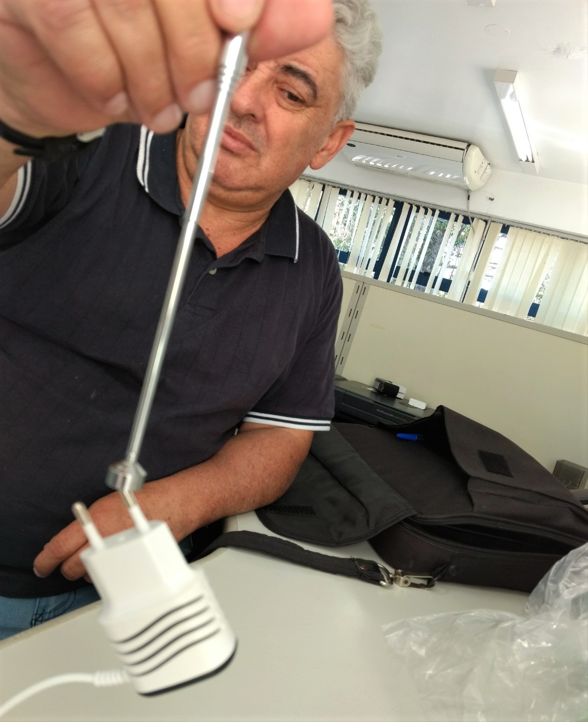 IPEM-PR apreende carregadores de celular irregulares