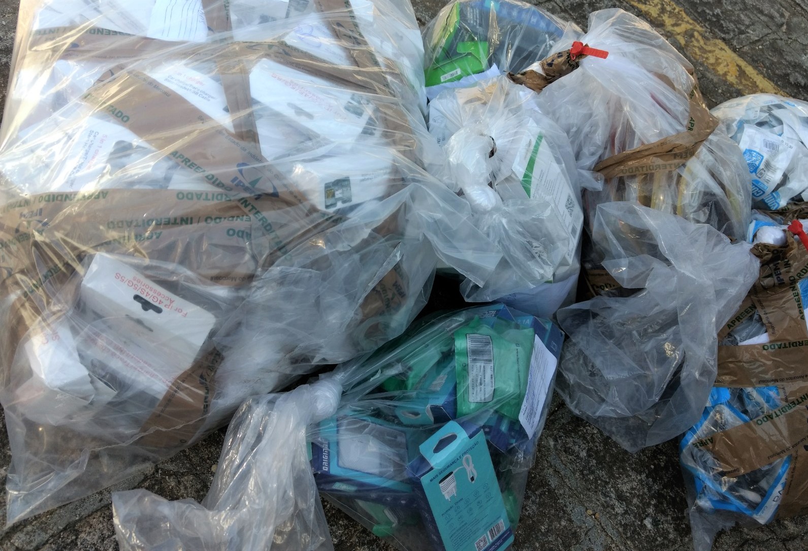 IPEM-PR apreende carregadores de celular irregulares