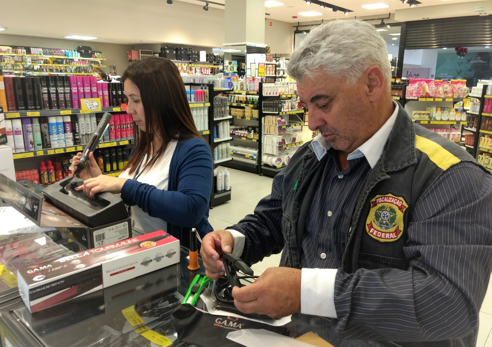 Fiscalização de aparelhos elétricos ligados à beleza feminina e masculina