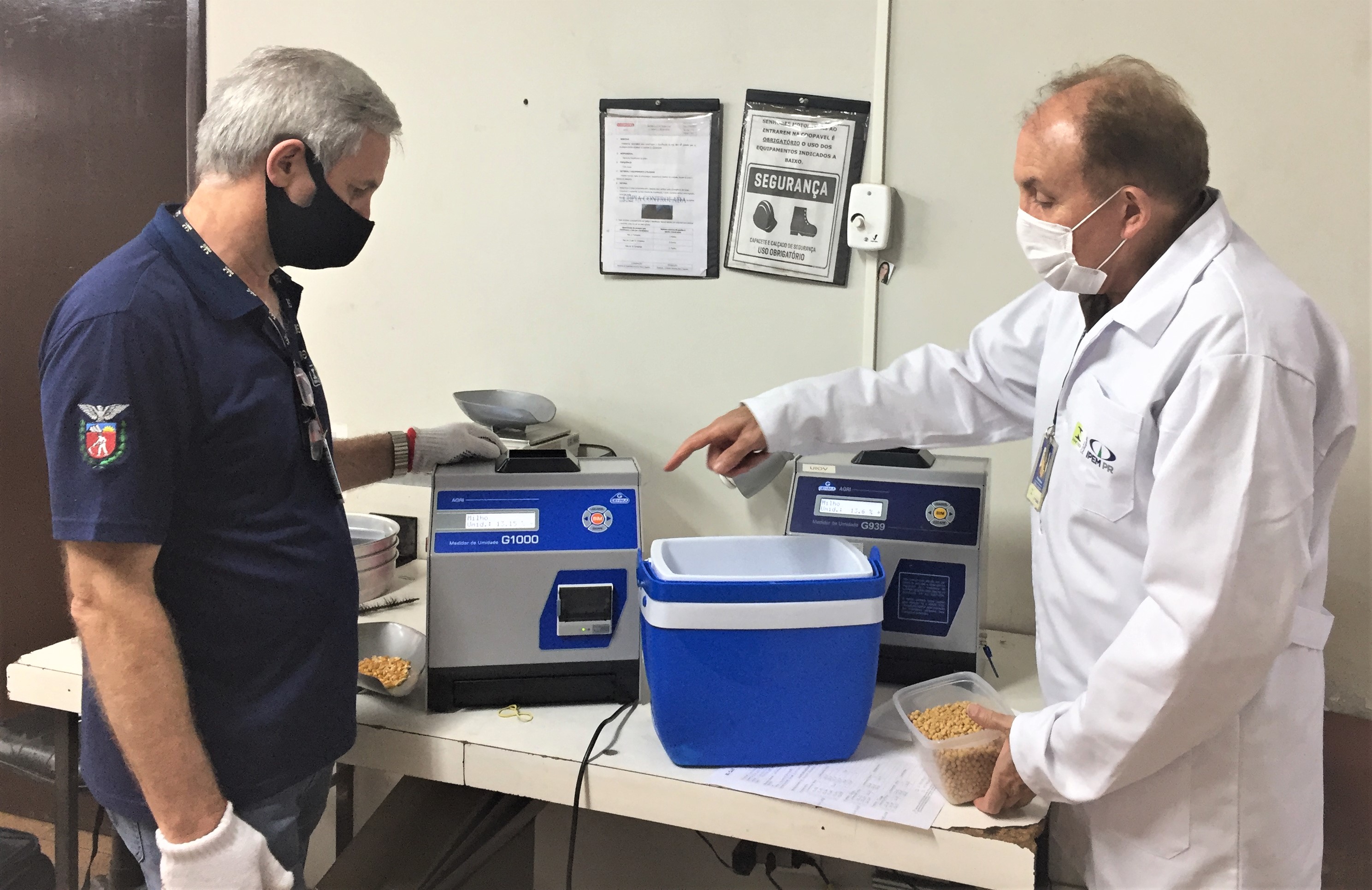 Equipe da Regional de Cascavel verifica Medidores de Umidade de Grãos em Cooperativas e Moinhos