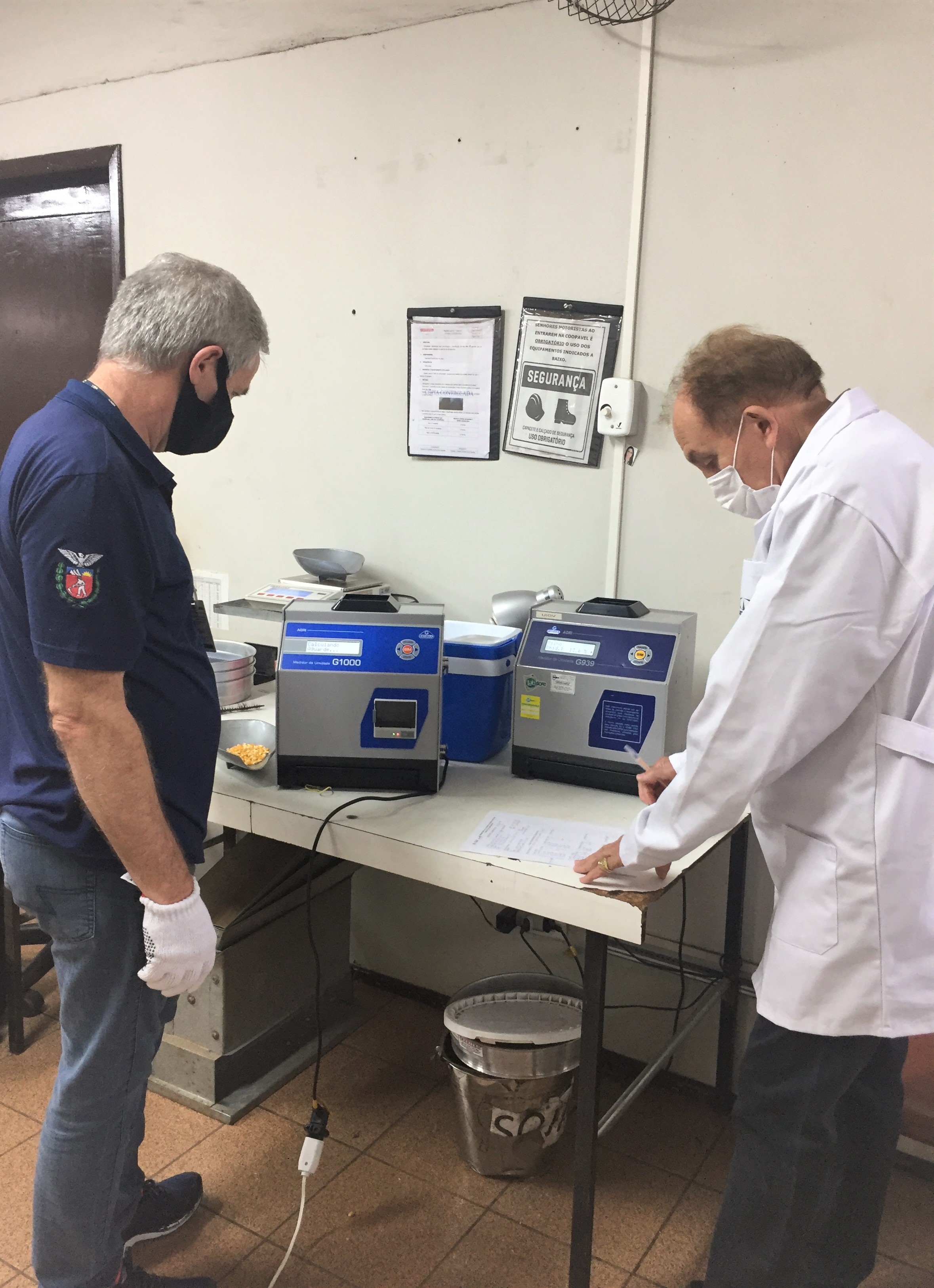 Equipe da Regional de Cascavel verifica Medidores de Umidade de Grãos em Cooperativas e Moinhos