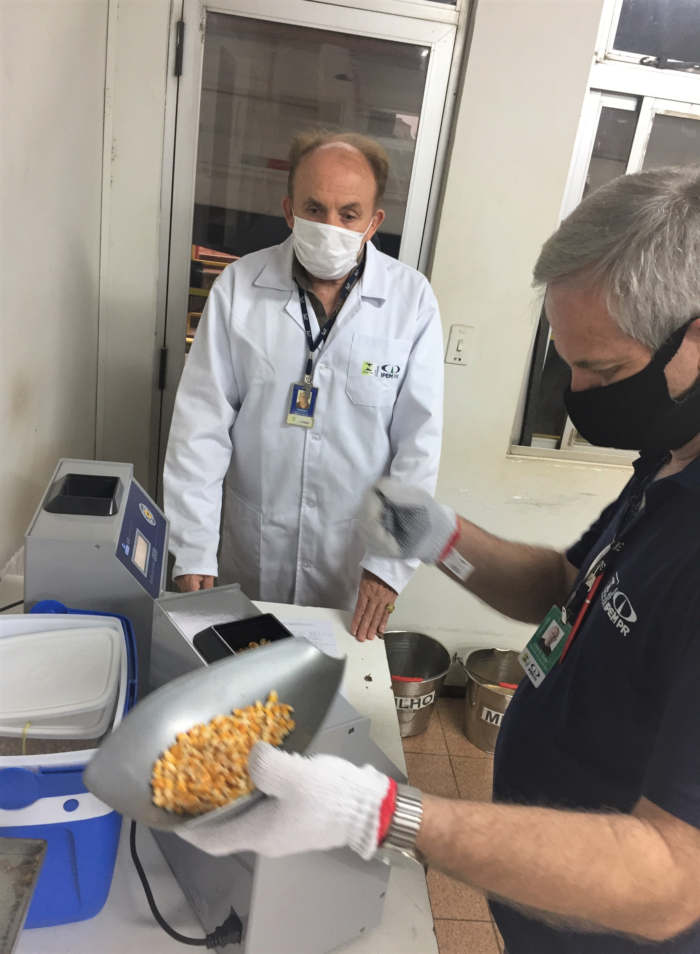 Equipe da Regional de Cascavel verifica Medidores de Umidade de Grãos em Cooperativas e Moinhos