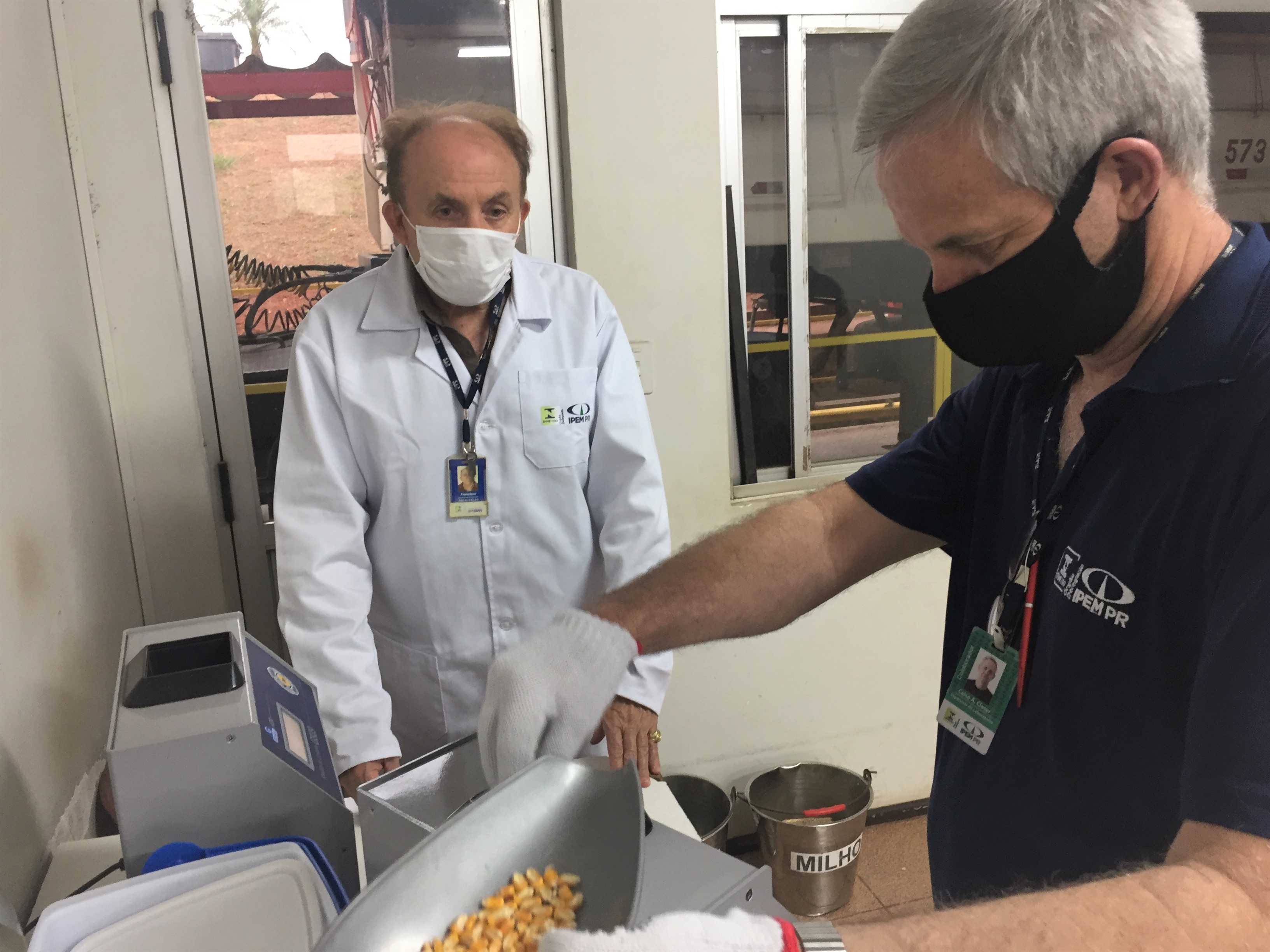 Equipe da Regional de Cascavel verifica Medidores de Umidade de Grãos em Cooperativas e Moinhos
