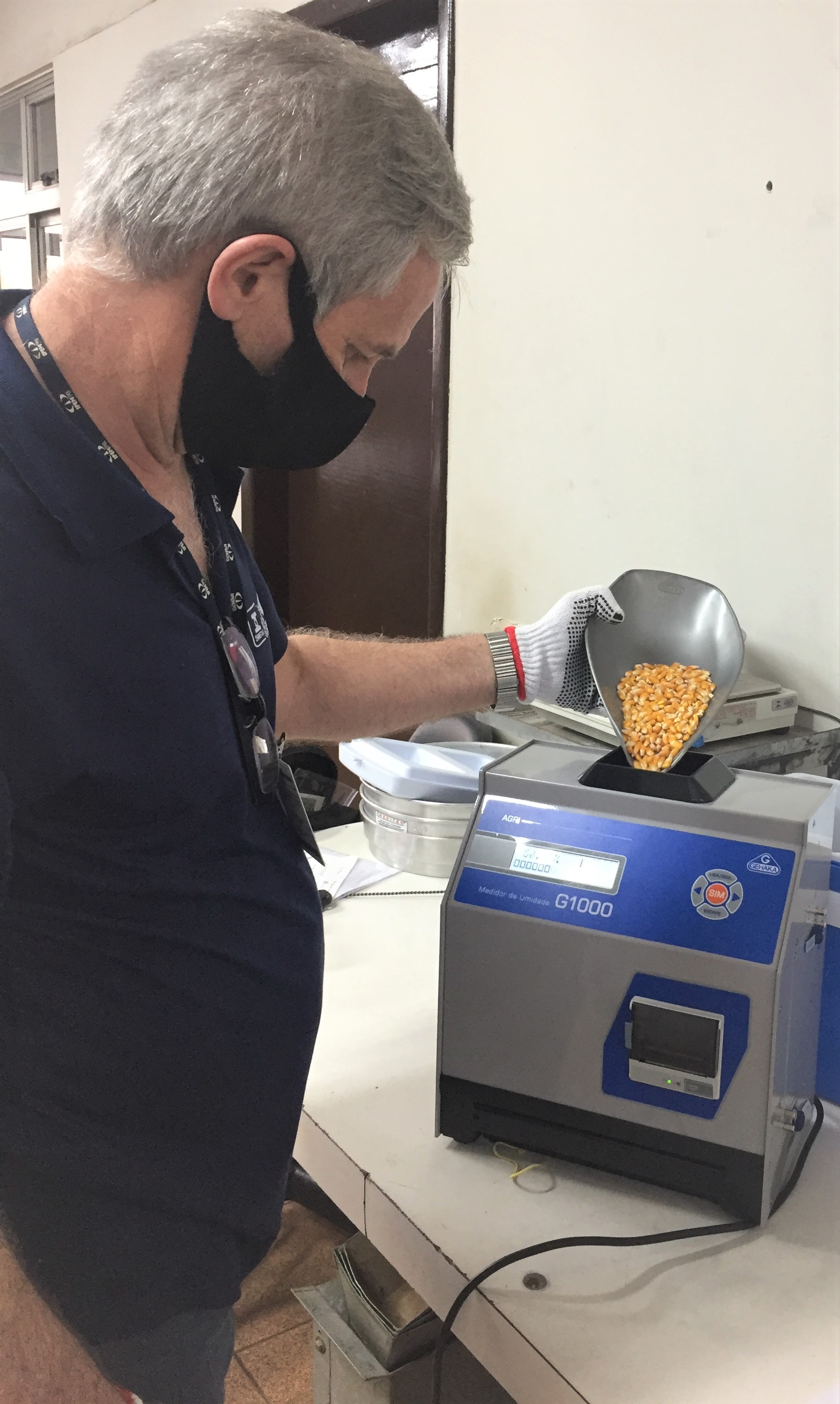 Equipe da Regional de Cascavel verifica Medidores de Umidade de Grãos em Cooperativas e Moinhos