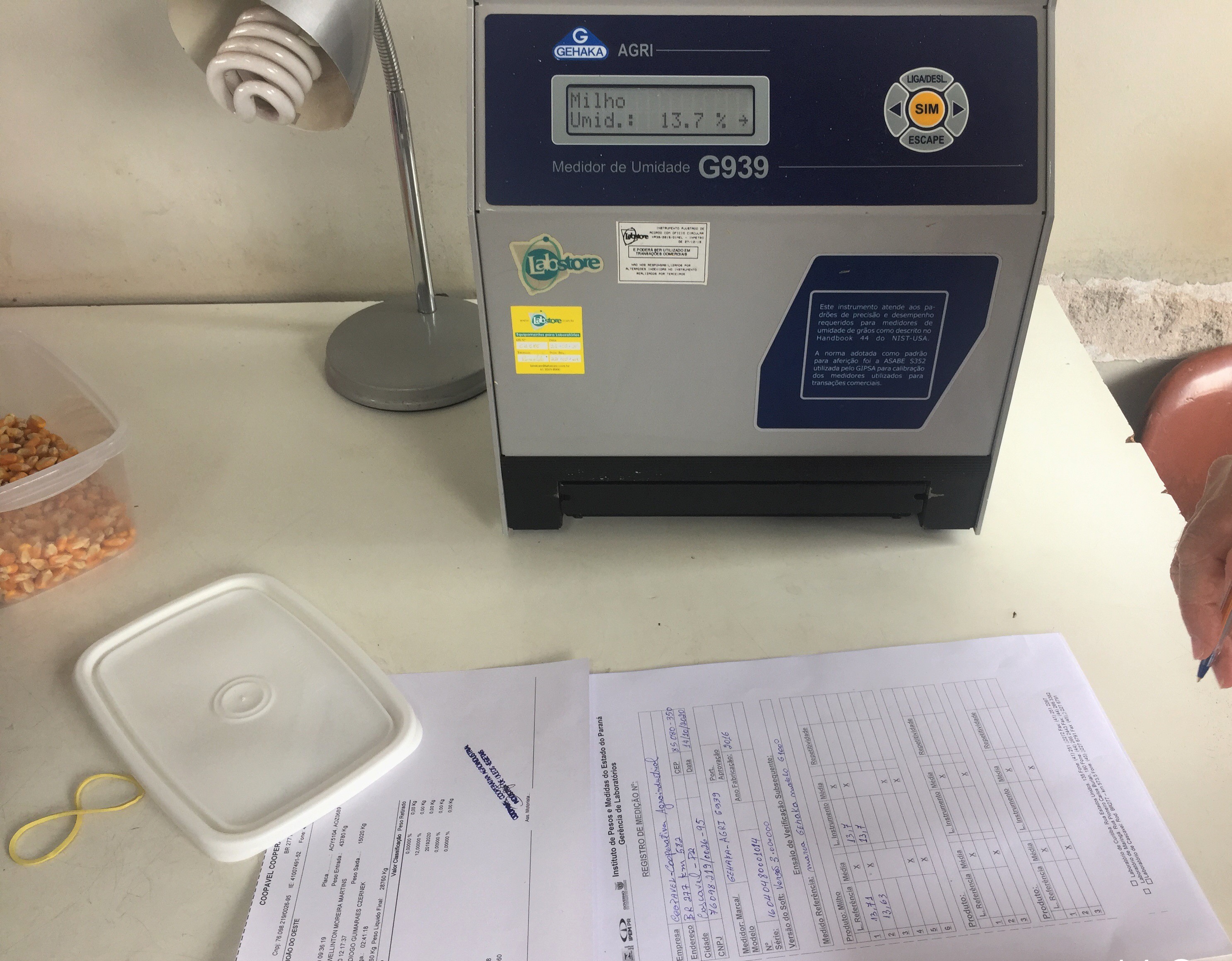 Equipe da Regional de Cascavel verifica Medidores de Umidade de Grãos em Cooperativas e Moinhos