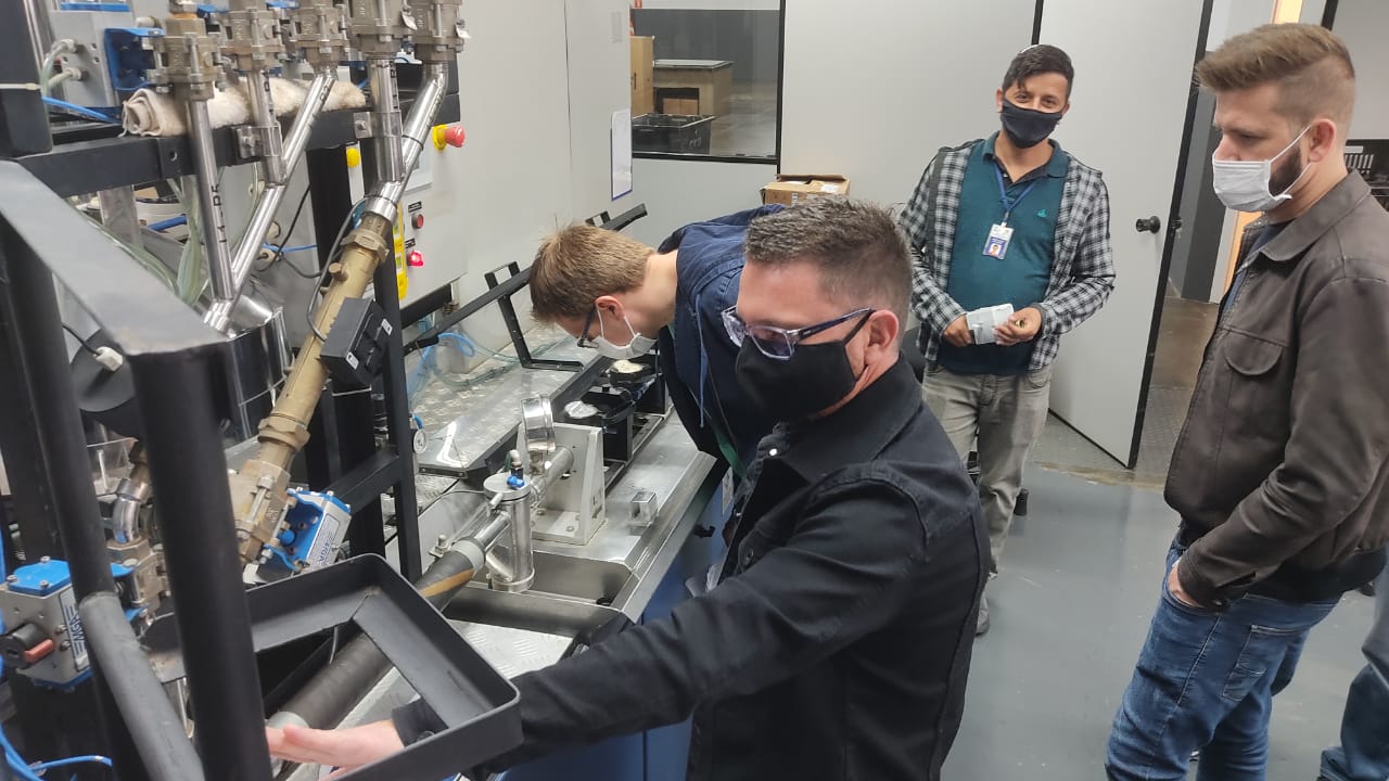 Treinamento que o IPEM-PR realizou com metrologistas do Inmetro/SC