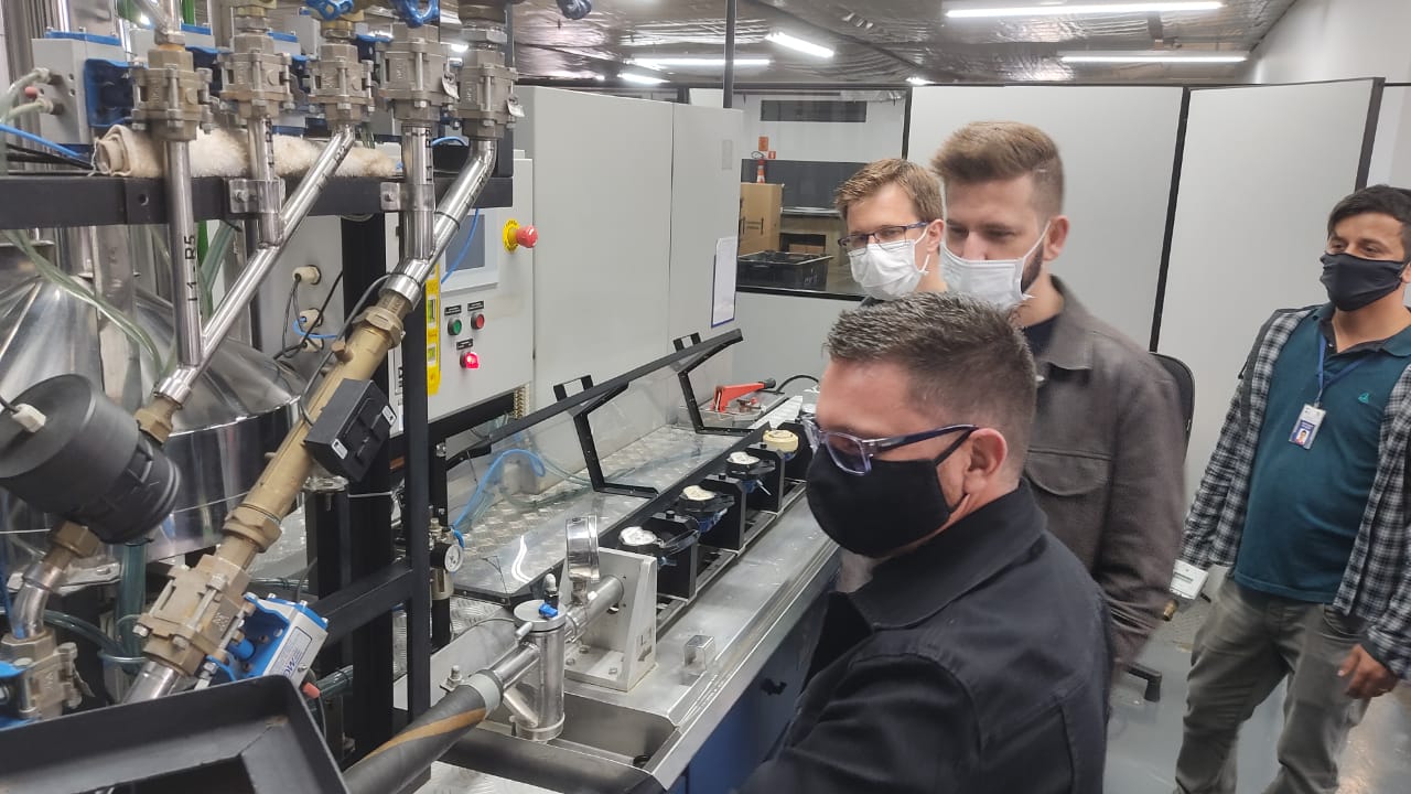 Treinamento que o IPEM-PR realizou com metrologistas do Inmetro/SC