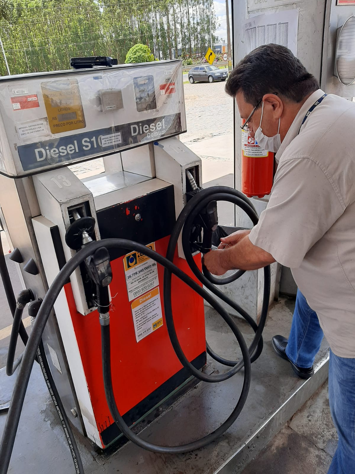 Ação conjunta fiscaliza bombas de combustíveis em Apucarana e Arapongas