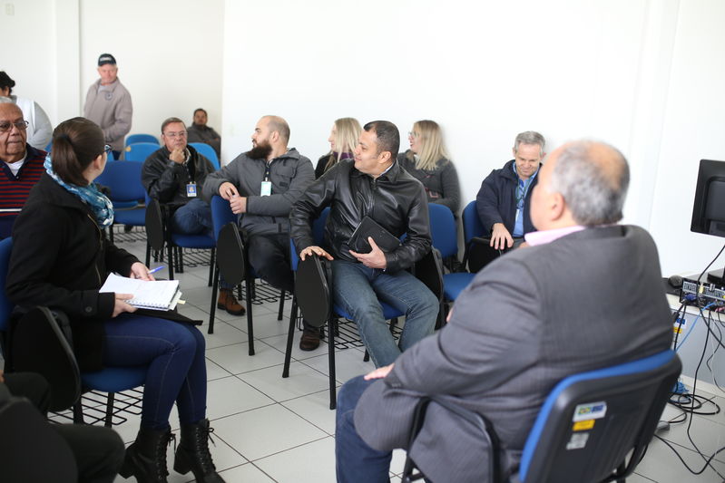 Presidente Oliveira conversa com funcionários da Regional de Cascavel
