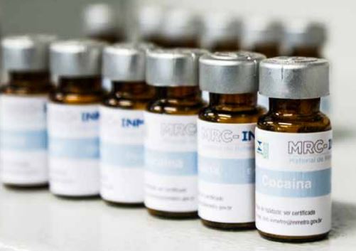 Frasco contém cerca de 10 a 50mg da droga pura ou sintetizada (Foto: Hugo Silva/Inmetro) 