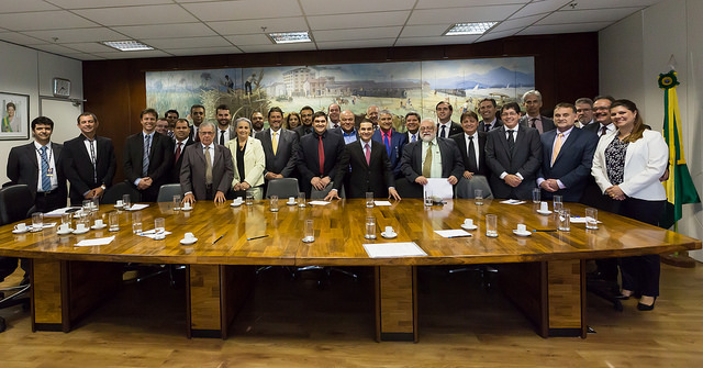 Ministro Marcos Pereira (centro) recebeu o presidente Carlos Augusto de Azevedo (dir.) e representantes da Rede