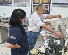 Treinamento da equipe do Imetro-SC no Laboratório de Verificadores de Umidade de Grãos