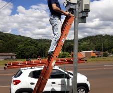 Equipe da Regional de Guarapuava verifica medidor de velocidade da PR-180