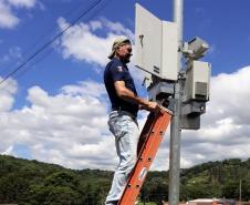 Equipe da Regional de Guarapuava verifica medidor de velocidade da PR-180