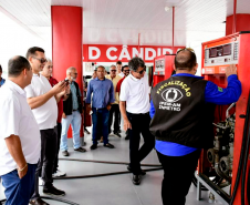 Na foto estão várias pessoas fazendo a fiscalização do posto de combustíveis flutuante em Manaus, no Amazonas.