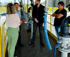 Na foto estão, da esquerda para a direita, Evanilda Vantroba, Shiniti Honda, diretor de metrologia e qualidade, o presidente do IPEM/PR, Dr. Cesar Mello e Michel A. Ravazi, gerente da regional de Maringá.