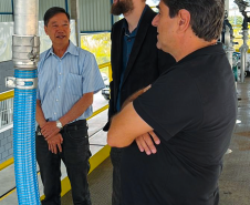 O Presidente Dr. Cesar Mello confere as instalações juntamente com Shiniti Honda e Michel A. Ravazi, Diretor de metrologia e qualidade, e gerente da regional de Maringá, respectivamente.