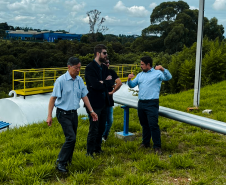 O Presidente do IPEM/PR conversa com o Engenheiro Thiago Augusto de Faria, da regional de Maringá, e com o Diretor de metrologia e qualidade do IPEM/PR