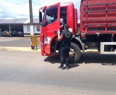 Fiscalização de cronotacógrafos no Posto da Polícia Rodoviária Federal, BR 277, Guarapuava