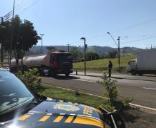 Fiscalização de cronotacógrafos na BR 153, km 40, em Santo Antônio da Platina/PR