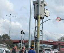 Verificação do radar fixo localizado na Linha Verde esquina com Rua Anne Frank, em Curitiba