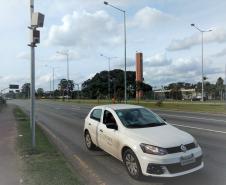 Verificação do radar fixo localizado na Linha Verde esquina com Rua Anne Frank, em Curitiba