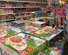 Brinquedos devem ser certificados pelo INMETRO e trazer o selo de garantia de que o produto foi ensaiado