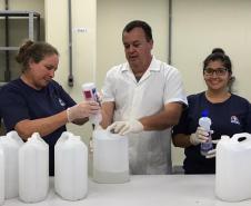 Doação de álcool gel para Defesa Civil, em Londrina