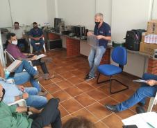 O engenheiro Celso Claser ministrou curso sobre instrumento que mede a umidade dos grãos para técnicos do Ipem-MT