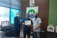 Presidente da AEM-MS entrega certificados aos participantes do curso ministrado pelo IPEM-PR