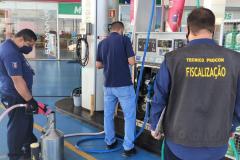 Operação conjunta IPEM-PR e PROCON de Campo Mourão fiscalizam bombas de combustíveis