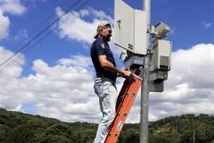 Equipe da Regional de Guarapuava verifica medidor de velocidade da PR-180