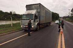 Fiscais da Regional de Cascavel fiscalizam cronotacógrafos