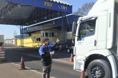 Equipe da Regional de Maringá fiscaliza cronotacógrafos na BR-376, Mandaguari