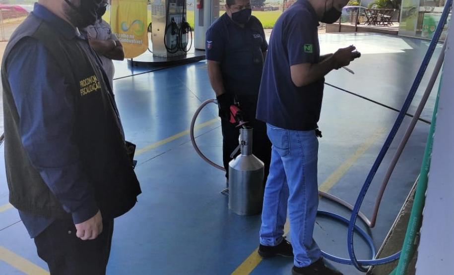 Operação conjunta IPEM-PR e PROCON de Campo Mourão fiscalizam bombas de combustíveis