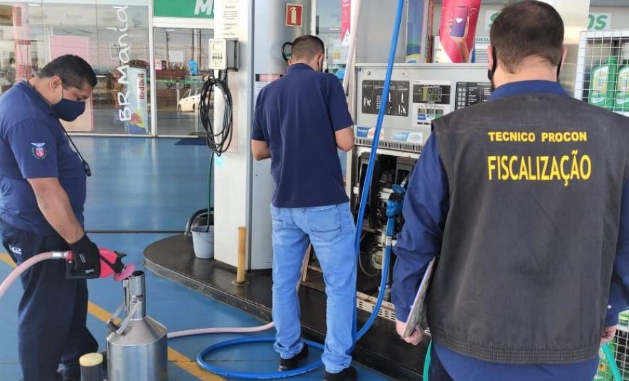 Operação conjunta IPEM-PR e PROCON de Campo Mourão fiscalizam bombas de combustíveis