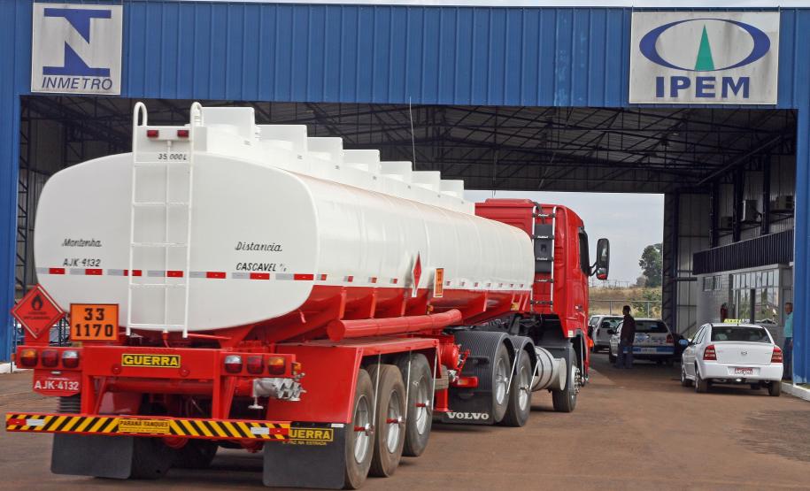 Postos de verificação de caminhão-tanque em Curitiba, Maringá e Cascavel