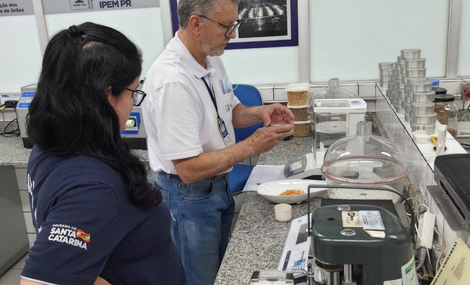 Treinamento da equipe do Imetro-SC no Laboratório de Verificadores de Umidade de Grãos