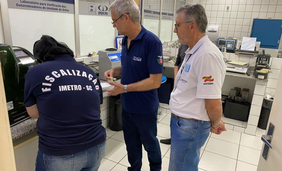 Treinamento da equipe do Imetro-SC no Laboratório de Verificadores de Umidade de Grãos