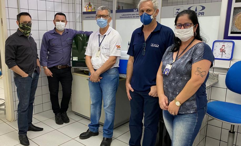 Treinamento da equipe do Imetro-SC no Laboratório de Verificadores de Umidade de Grãos