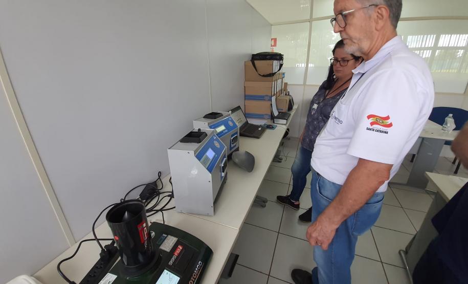Treinamento da equipe do Imetro-SC no Laboratório de Verificadores de Umidade de Grãos