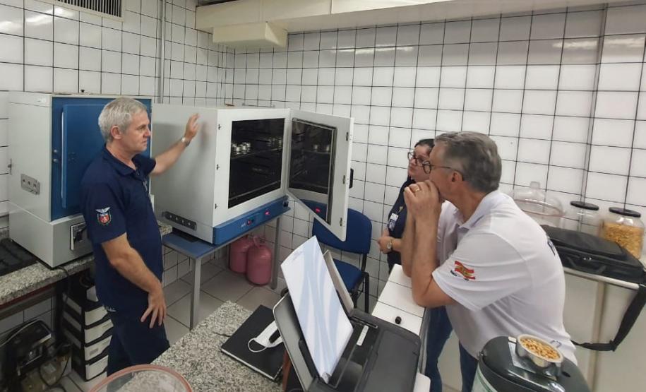 Treinamento da equipe do Imetro-SC no Laboratório de Verificadores de Umidade de Grãos
