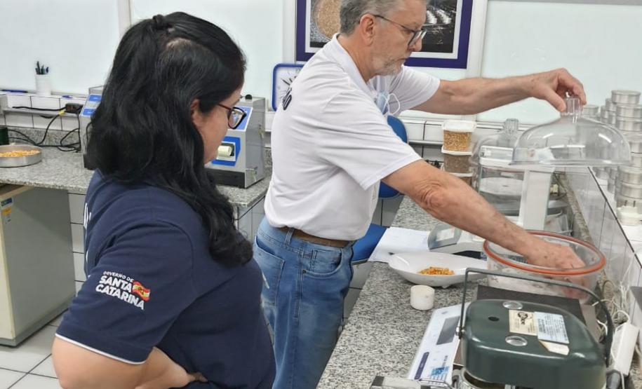 Treinamento da equipe do Imetro-SC no Laboratório de Verificadores de Umidade de Grãos