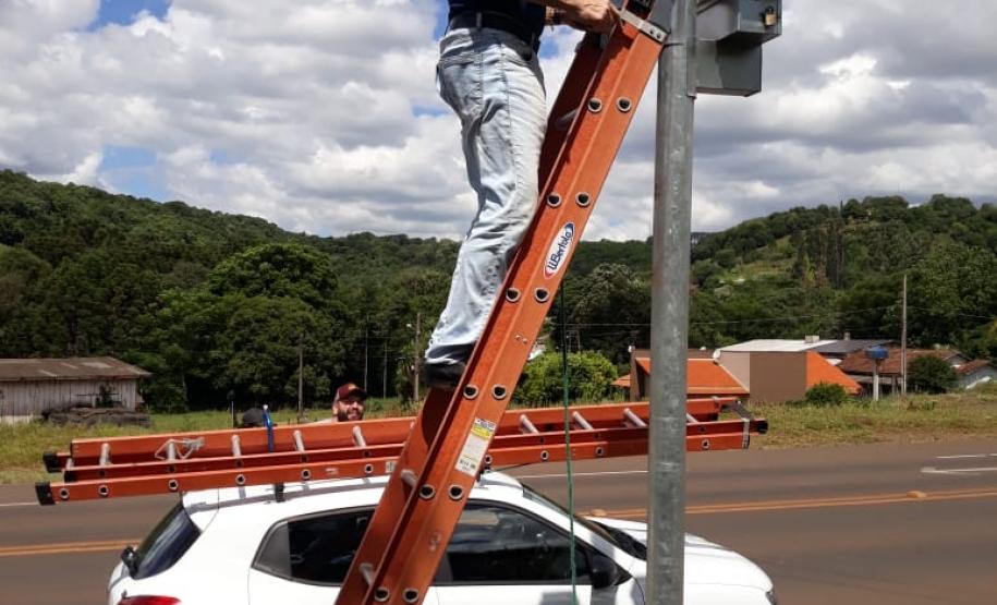 Equipe da Regional de Guarapuava verifica medidor de velocidade da PR-180
