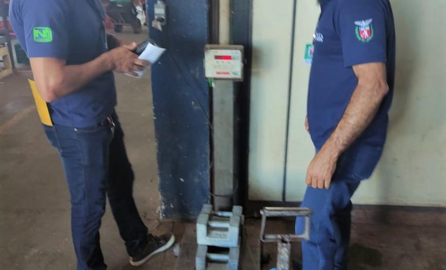 Equipe da REMAR verifica balanças do Ceasa de Maringá